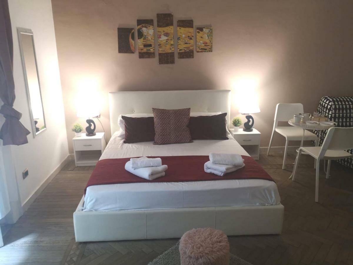Bed & Breakfast Domus Luigi Leone Ii Napels